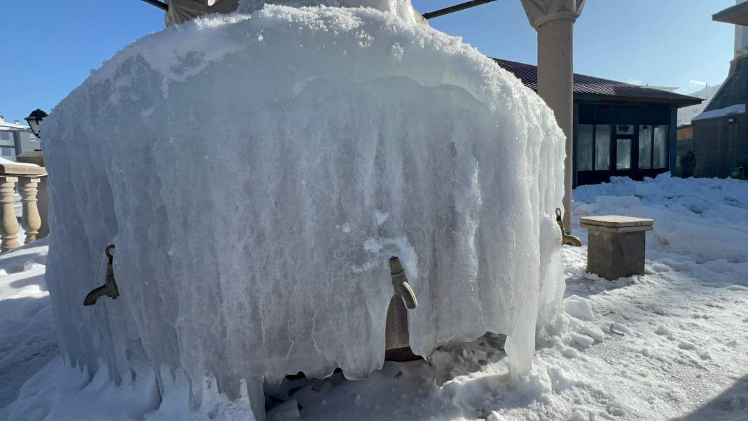 Burası Sibirya değil Erzurum! Eksi 25’i gördü, şadırvanlar buzdan şelaleye döndü - Resim: 9